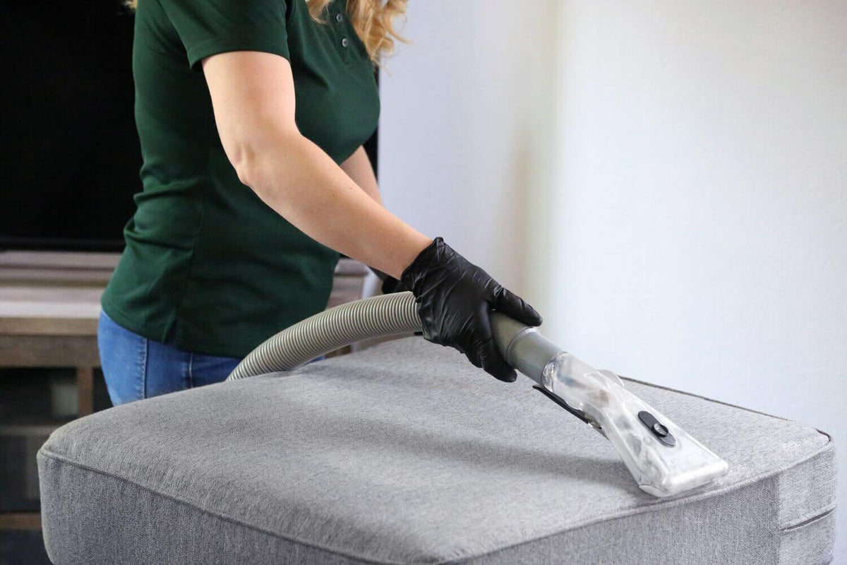Wie entstaube ich ein Sofa?